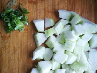 3、排骨冬瓜汤,葱切葱花,冬瓜切小块