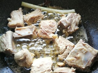 4、排骨冬瓜汤,锅烧热后放入玉米油,放姜,大葱段和八角爆香,把处理好排骨倒进去,淋入料酒翻炒均匀