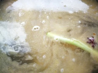 5、排骨冬瓜汤,锅里加入足够的冷水,放入鸡精和白糖,因为要炖排骨,所以切记要一次性加足水量,保持大火炖20~30分钟,再转中小火炖20~30分钟,如果炖到中间水不够了,要加热水,不能加冷水哦!