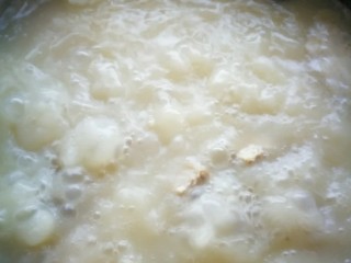 6、排骨冬瓜汤,排骨炖了约一个小时后,汤买白色,把大葱捞出丢掉