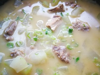 9、排骨冬瓜汤,撒上葱花