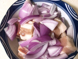 2、烤箱版叉烧,五花肉去皮，洋葱切块