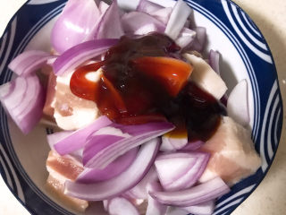 3、烤箱版叉烧,加入3勺叉烧酱和蚝油