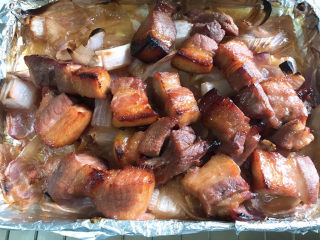 6、烤箱版叉烧,烤箱220度烤40分钟，其间翻一次面，40分后取出，刷蜂蜜，每面再烤10分钟