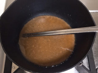 7、烤箱版叉烧,把腌制剩下的酱汁和洋葱烤出的汁煮到浓稠