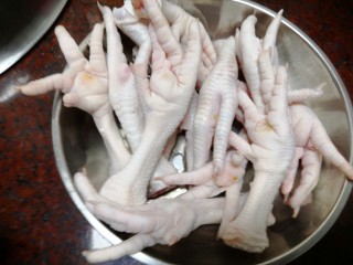 1、美味小吃，老坛酸辣鸡爪,把买回来的冷冻鸡爪解冻（最好有新鲜的买新鲜的，我买不到，所以买了冷冻的）