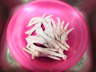 2、美味小吃，老坛酸辣鸡爪,解冻后的鸡爪，用洗盘装着