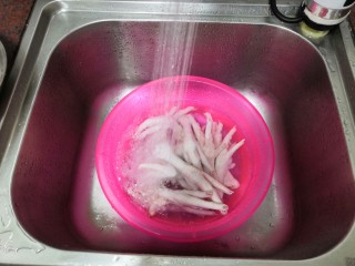 3、美味小吃，老坛酸辣鸡爪,冲洗鸡爪，三遍以上