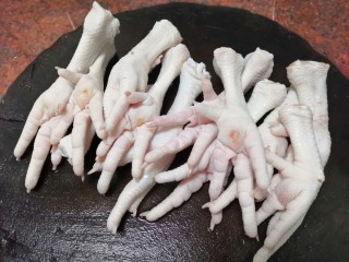 4、美味小吃，老坛酸辣鸡爪,洗好的鸡爪，准备切