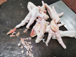5、美味小吃，老坛酸辣鸡爪,切鸡爪脚趾，切小块