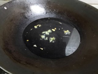 6、美味小吃，老坛酸辣鸡爪,倒水进锅里煮，放姜片