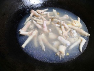 7、美味小吃，老坛酸辣鸡爪,水开后放鸡爪煮，要煮熟，记得是15—20分钟吧，或者用筷子戳，能戳到里面去就熟了