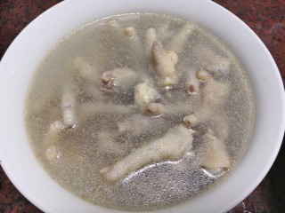 8、美味小吃，老坛酸辣鸡爪,熟了马上捞起倒在准备好的冰水里。这个步骤是为了收缩煮软的肉，使得鸡爪口感更Q弹。