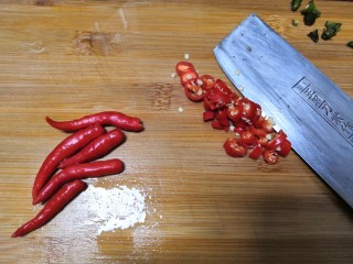 9、美味小吃，老坛酸辣鸡爪,切辣椒