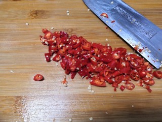 10、美味小吃，老坛酸辣鸡爪,辣椒切成小粒粒