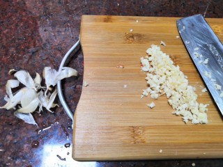 12、美味小吃，老坛酸辣鸡爪,蒜头去衣切成碎