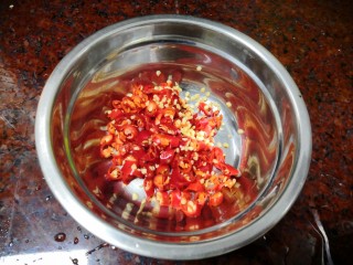 13、美味小吃，老坛酸辣鸡爪,找个皿器装辣椒