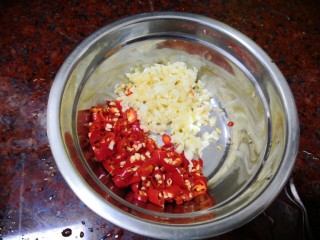 14、美味小吃，老坛酸辣鸡爪,把切好的蒜一并放一起