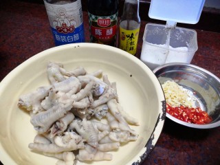 16、美味小吃，老坛酸辣鸡爪,白醋，陈醋，酱油，盐巴，白糖，辣椒，蒜蓉这时候可以一咕噜全放，分量自己慢慢调