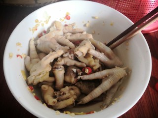 17、美味小吃，老坛酸辣鸡爪,捞匀鸡爪
