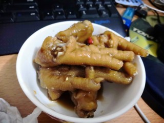 19、美味小吃，老坛酸辣鸡爪,这是腌了五个小时后的鸡爪了，可以边吃边看电脑了。