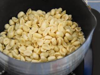 2、酒鬼花生—自己做超级简单，吃货们马上收藏了,冷油下锅，小火不断翻炒。