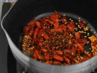 3、酒鬼花生—自己做超级简单，吃货们马上收藏了,辣椒油、干辣椒、花椒，小火爆香。