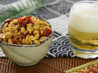 4、酒鬼花生—自己做超级简单，吃货们马上收藏了,一碗香酥可口的酒鬼花生是啤酒最好的伴侣。