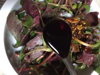 10、春季野菜~开胃酸辣折耳根（叶）,加入一勺醋