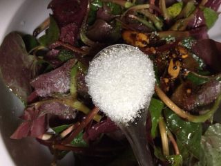 13、春季野菜~开胃酸辣折耳根（叶）,加入一勺白糖，把刚才加入的佐料和均匀