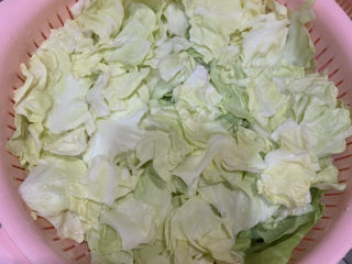 1、爆炒卷心菜,卷心菜洗干净沥干水
