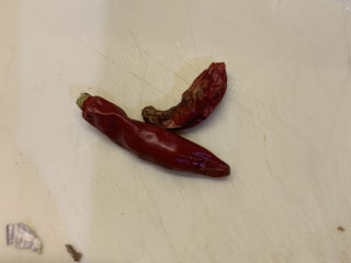 2、爆炒卷心菜,准备好2根干辣椒