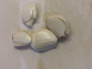 3、爆炒卷心菜,准备好4颗蒜