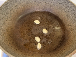 5、爆炒卷心菜,放入蒜翻炒出香味