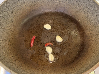 6、爆炒卷心菜,放入2根干辣椒