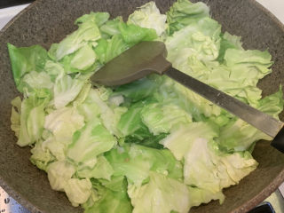 7、爆炒卷心菜,放入卷心菜翻炒均匀