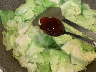 8、爆炒卷心菜,放入1勺蚝油