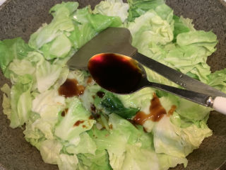 9、爆炒卷心菜,一勺生抽