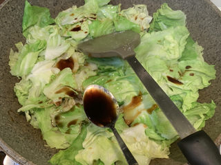 12、爆炒卷心菜,一勺陈醋，大火翻炒均匀，就可以出锅了