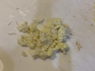 3、锡纸烤排骨,蒜切成蒜粒