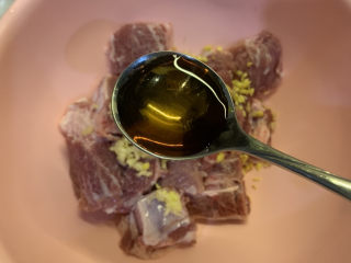 5、锡纸烤排骨,加入1勺料酒