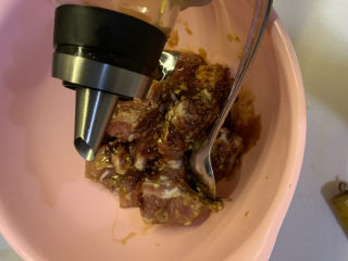 11、锡纸烤排骨,加入1勺食用油