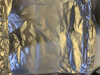 15、锡纸烤排骨,烤盘上铺上一层锡纸