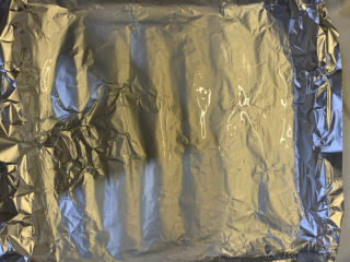 16、锡纸烤排骨,再在锡纸上刷上一层食用油