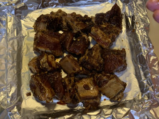 17、锡纸烤排骨,铺上腌制好的排骨