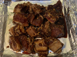 18、锡纸烤排骨,把剩余的排骨汁淋上排骨上