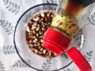 7、川香口水鸡,倒入生抽酱油