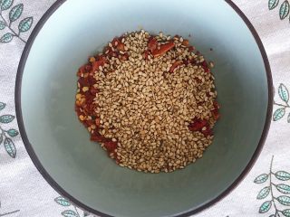 12、川香口水鸡,将花椒面和熟芝麻倒入碗里混合均匀