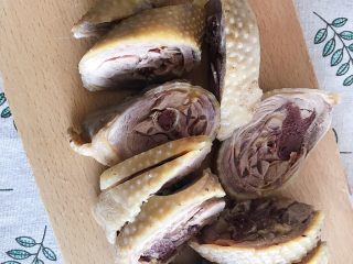 16、川香口水鸡,凉透的大鸡腿切成小块