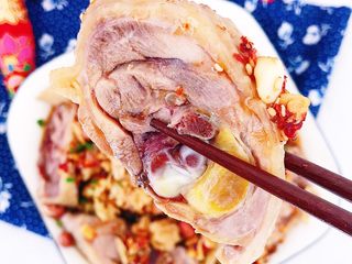 23、川香口水鸡,忍不住夹起一块尝一下（哦对了 这个大鸡腿是自己家养的 所以肉质超级紧实超级好吃呢）